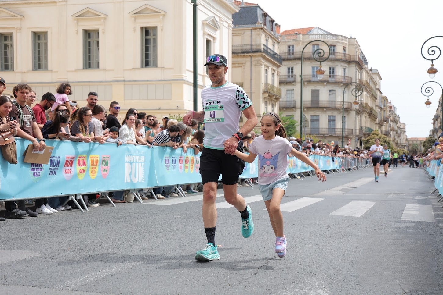 Ils ne portent pas de dossard, mais vivent aussi la course : ces proches indispensables aux coureurs